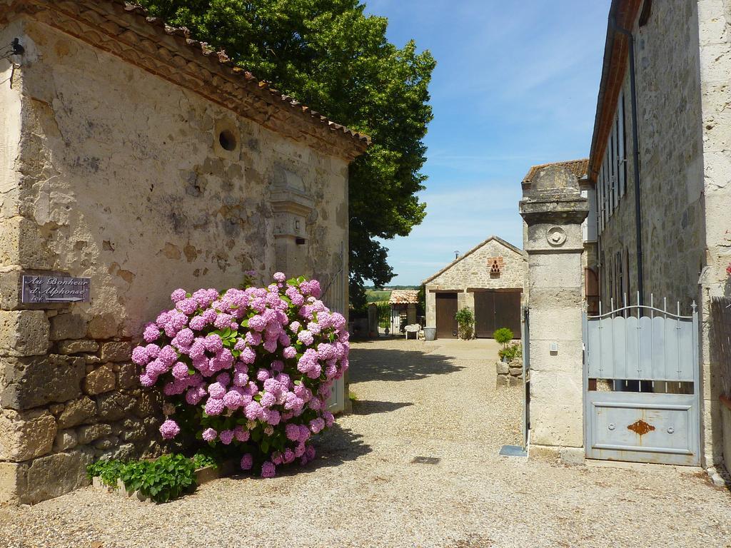 Au Bonheur D'Alphonse Bed & Breakfast Lusignan-Petit Exterior photo