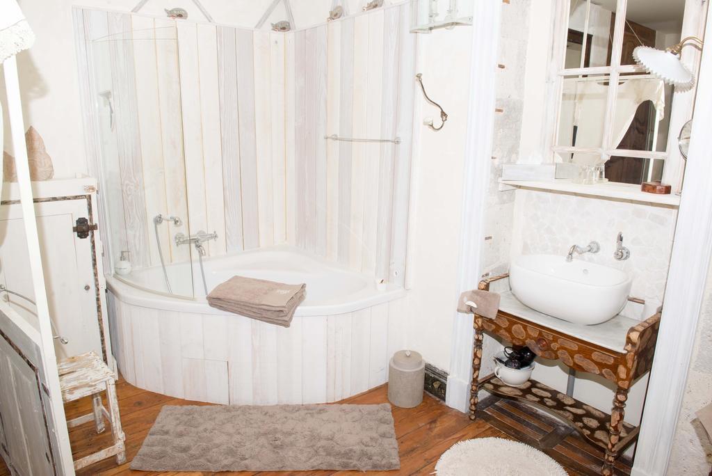 Au Bonheur D'Alphonse Bed & Breakfast Lusignan-Petit Room photo